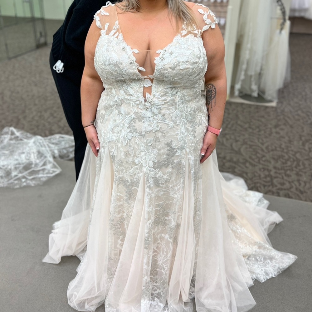 Stunning Galina Signature Wedding gown